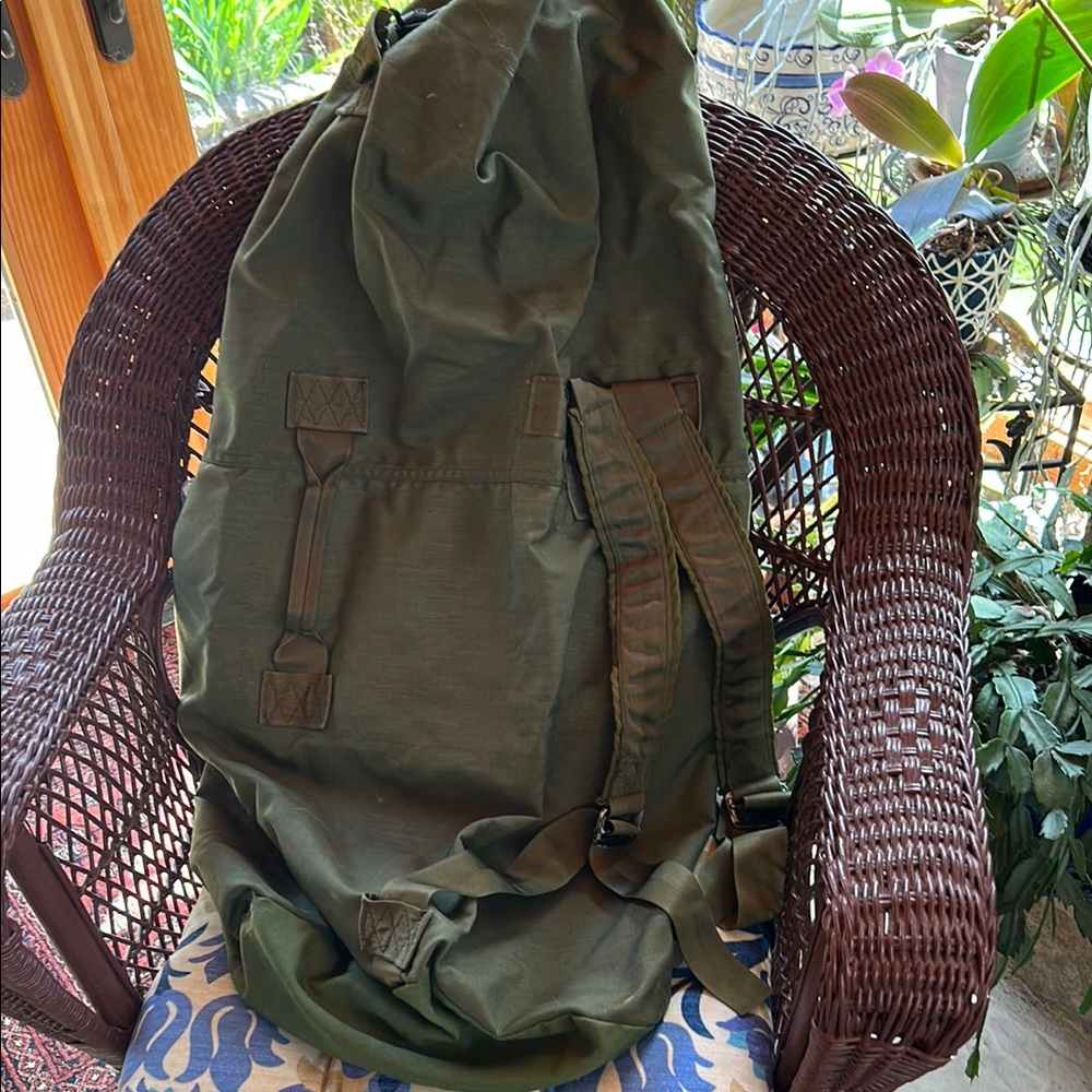 Duffle Bag; Armed Services; Green; with Shoulder Straps; in Excellent Condition